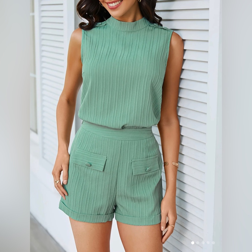 Green Elegant Shorts Set, Mock Neck Keyhole Back Sleeveless Top & Flap
